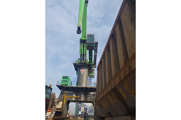 SENNEBOGEN 895 PORTAL HYBRİD-ELEKTRİKLİ MOBİL VİNÇ